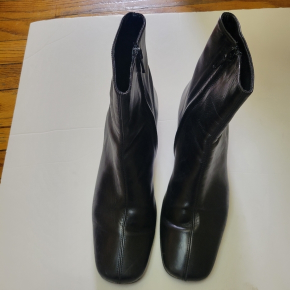 Banana Republic Sleek Mod Squad Black Ankle Booties EUC - Picture 1 of 7